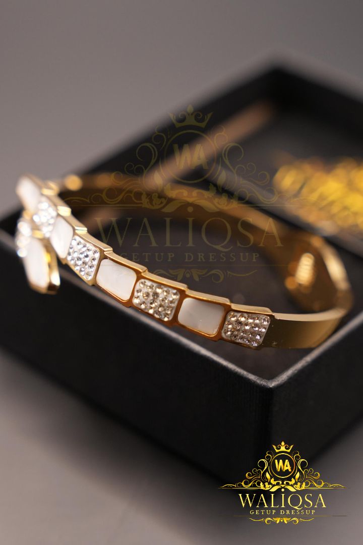 Victoria Cuff